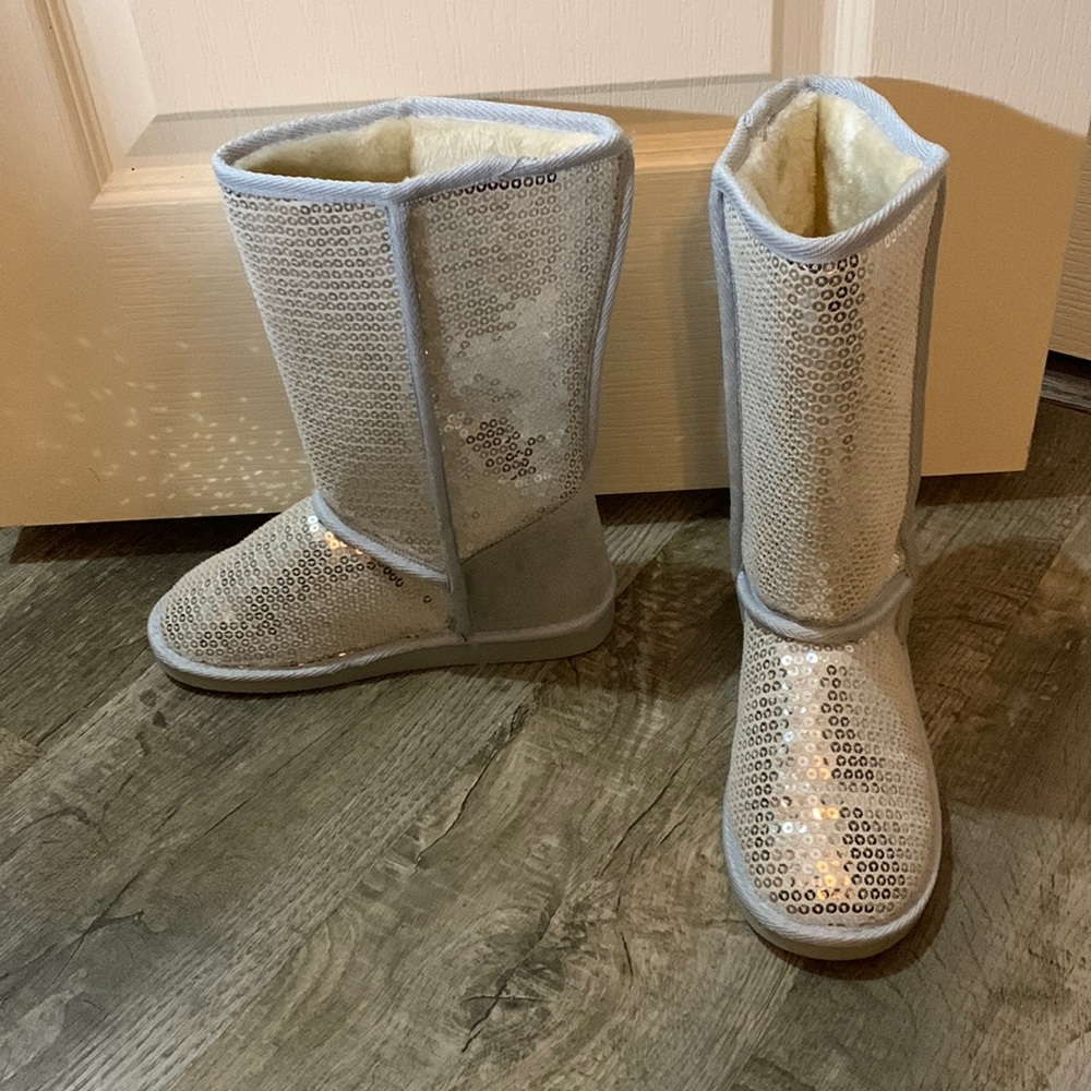Sequence grey fuzzy boots